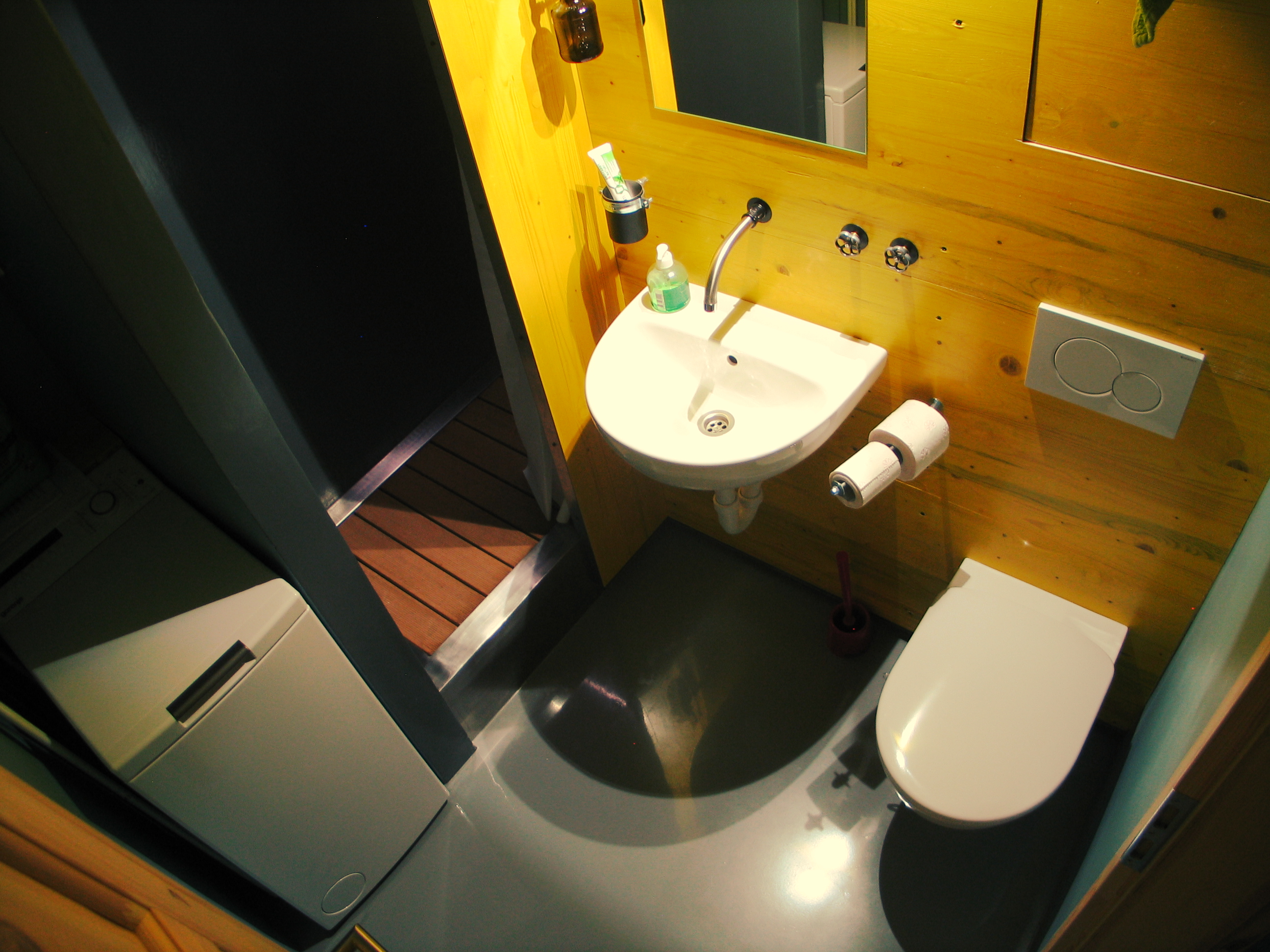 bad chaka apartment bathroom